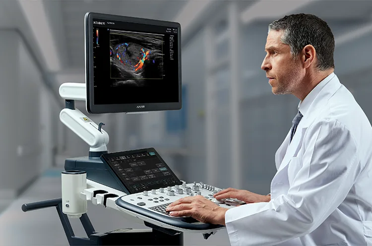 Arzt, der Ultraschallgerät verwendet